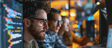 Drei Menschen arbeiten an Computern