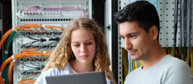 Zwei Personen vor einem Computer