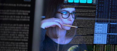 Eine Person vor dem Computer