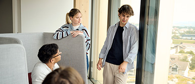 Studierende unterhalten sich