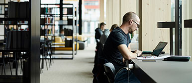 Student in Bibliothek