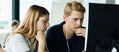 Studierende am Computer