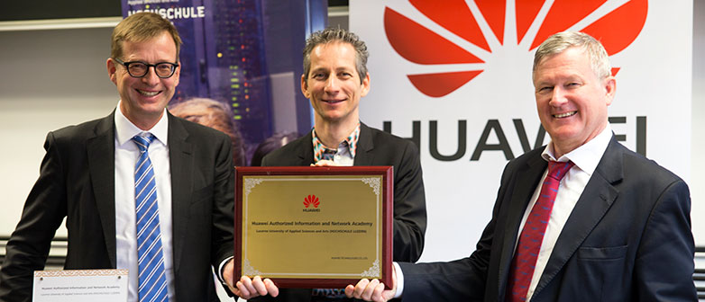 Felix Kamer, Vice President Huawei Schweiz, René Hüsler und Bernhard Hämmerli bei der Übergabe der Zertifikate.