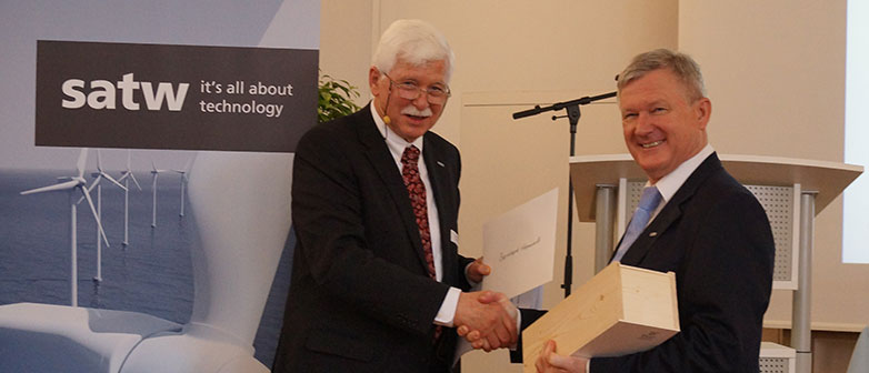 Prof. Dr. Bernhard Hämmerli wird von der SATW geehrt.