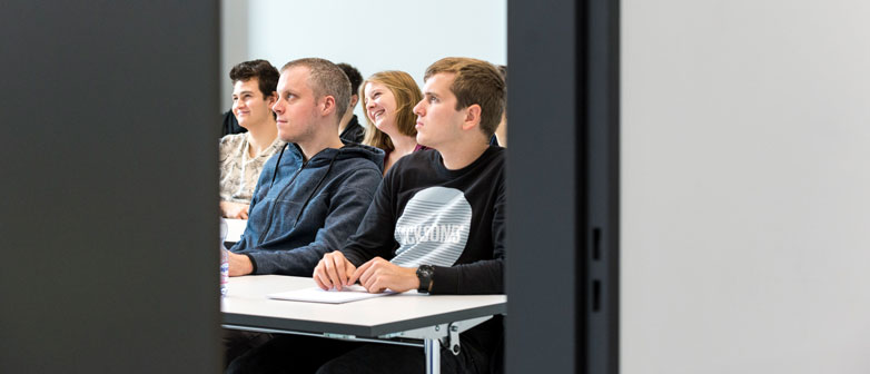 Studierende hören bei einem Vortrag interessiert zu