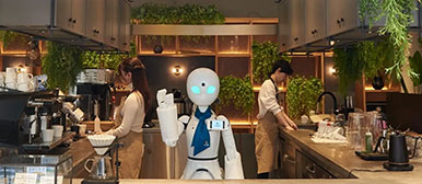 Roboter in einem Café in Tokio