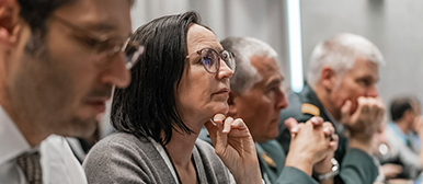 Menschen hören aufmerksam einem Vortrag zu