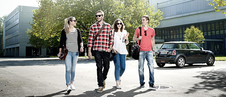 Vier Personen bilden eine Fahrgemeinschaft