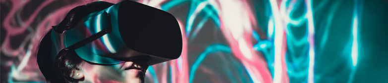 Eine Person mit AR VR Brille