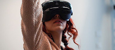 Junge Frau mit VR Brille