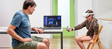 Therapeut und Kind bei einer VR Applikation