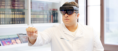 Wissenschaftler mit VR Brille
