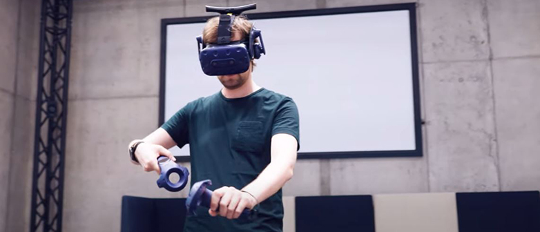 Mann mit VR Brille und Controllern