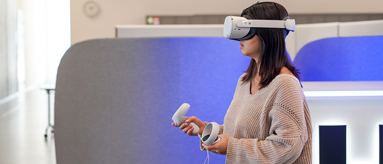 Junge Frau mit Headset und Handsteuerung