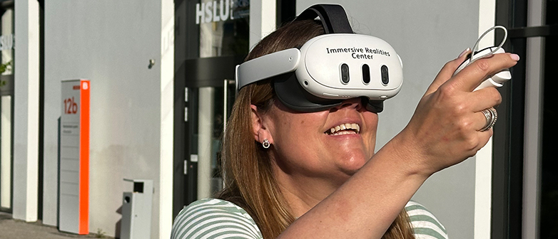 Frau mit VR Brille und Controller