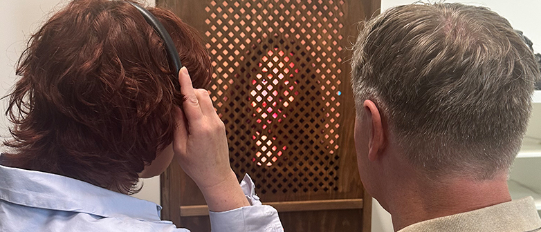 Eine Frau und ein Mann sprechen mit dem KI Jesus