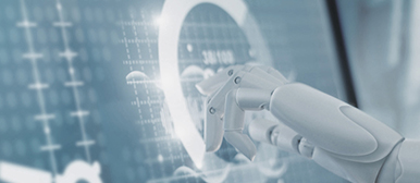 Eine Roboterhand tippt auf einen Bildschirm