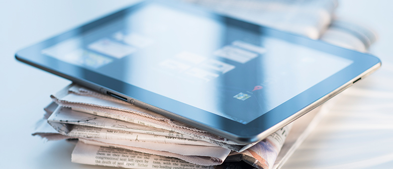 Zeitungen und Tablet