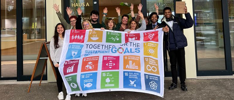 Das !mpact Team engagiert sich für Nachhaltigkeit an der HSLU. Das Foto wurde am diesjährigen Impact Day im April aufgenommen. 