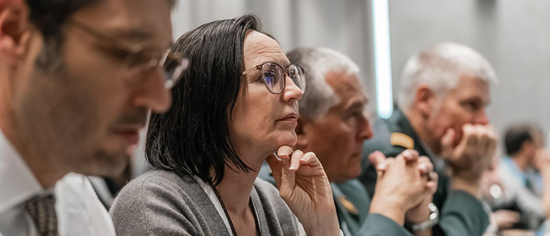 Geschäftsfrau hört Referat zu