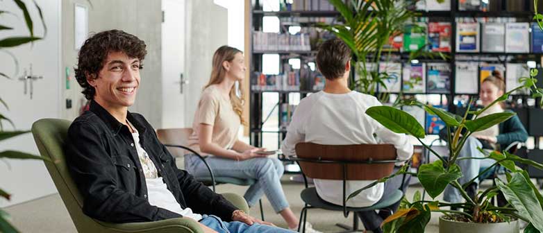 Junger Mann in Bibliothek - HSLU