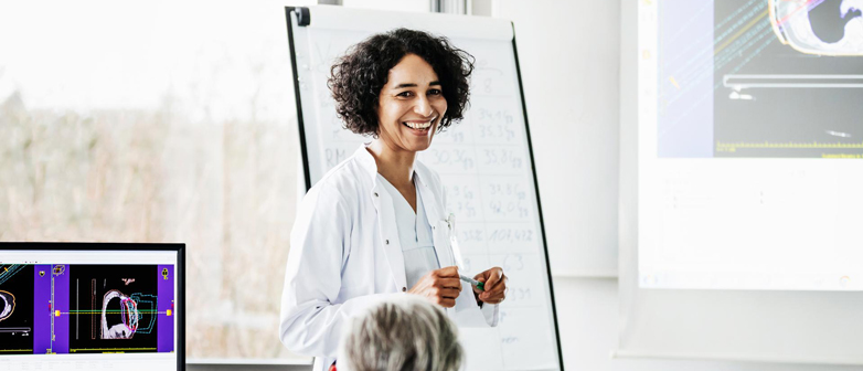 Ärztin hält einen Vortrag zum CAS Data Science in Medicine