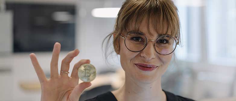 Frau mit Bitcoin, HSLU