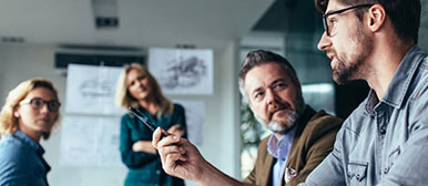 Gruppe unterhaltet sich