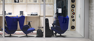 Drei blaue Sessel im Departement Musik