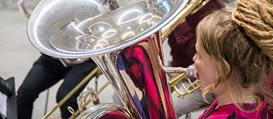 Musikerin mit Tuba