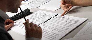 Komponisten über einer Partitur