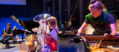 Studierende in der Blackbox der HSLU Musik.