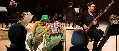 Eindruck der Veranstaltung «Tranquilla Trampeltreu» , wo einige Studierende ein Blasinstrument spielen und zwei in der Mitte schauspielern