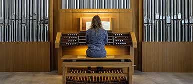 Eine Master-Studentin spielt auf der Orgel an der Hochschule Luzern - Musik. 