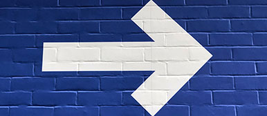 Weisser Pfeil auf blauem Grund