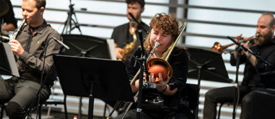 Trombonist Jasmin Lötscher during a performance with the Big Band of the Lucerne University of Applied Sciences and Arts