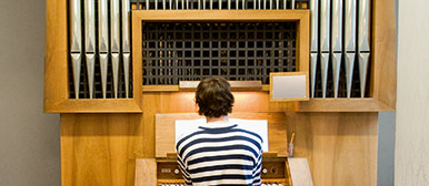Student beim Proben an einer Orgel