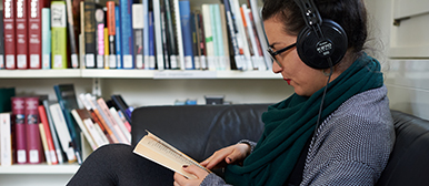 Studentin studiert Bücher