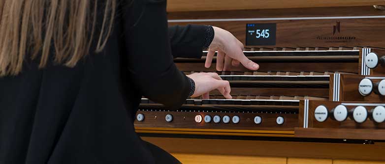 Organistin spielt auf der grossen Orgel der Hochschule Luzern - Musik. 