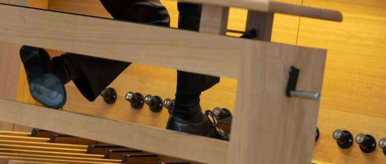 Ein Kirchenmusik-Student bedient die Pedale der grossen Orgel an der Hochschule Luzern - Musik.