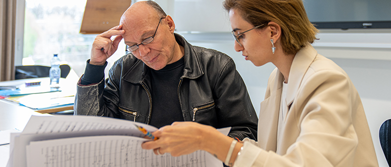 Studentin und Dozent im Master-Studiengang Komposition während des Unterrichts. 