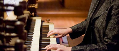 Organistin beim Proben