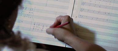 Musikerin beim komponieren