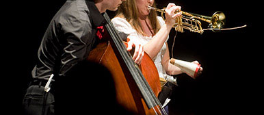 Kontrabassist und Trompeterin beim Konzert