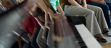 Schülerinnen beim Musikunterricht