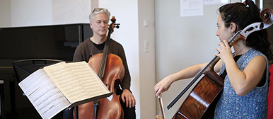 Eine Musikstudentin während des Unterrichts mit dem Cello-Dozenten Erik Borgir. Video Standbild