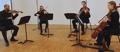 Standbild eines Video des Luzerner Sinfonieorchesters. Studierende und Musiker:innen des LSO spielen zusammen. 