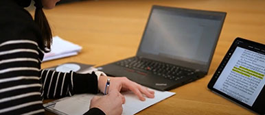 Musik-Studentin forscht über eine Komposition im Studiengang Master of Arts in Musikpädagogik, Major Musiktheorie an der HSLU. 