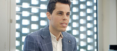 Schulmusik 2-Absolvent Roman Müller während des Musikunterrichts an einem Gymnasium. 