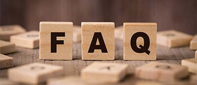 Drei Holzwürfel mit den Buchstaben 